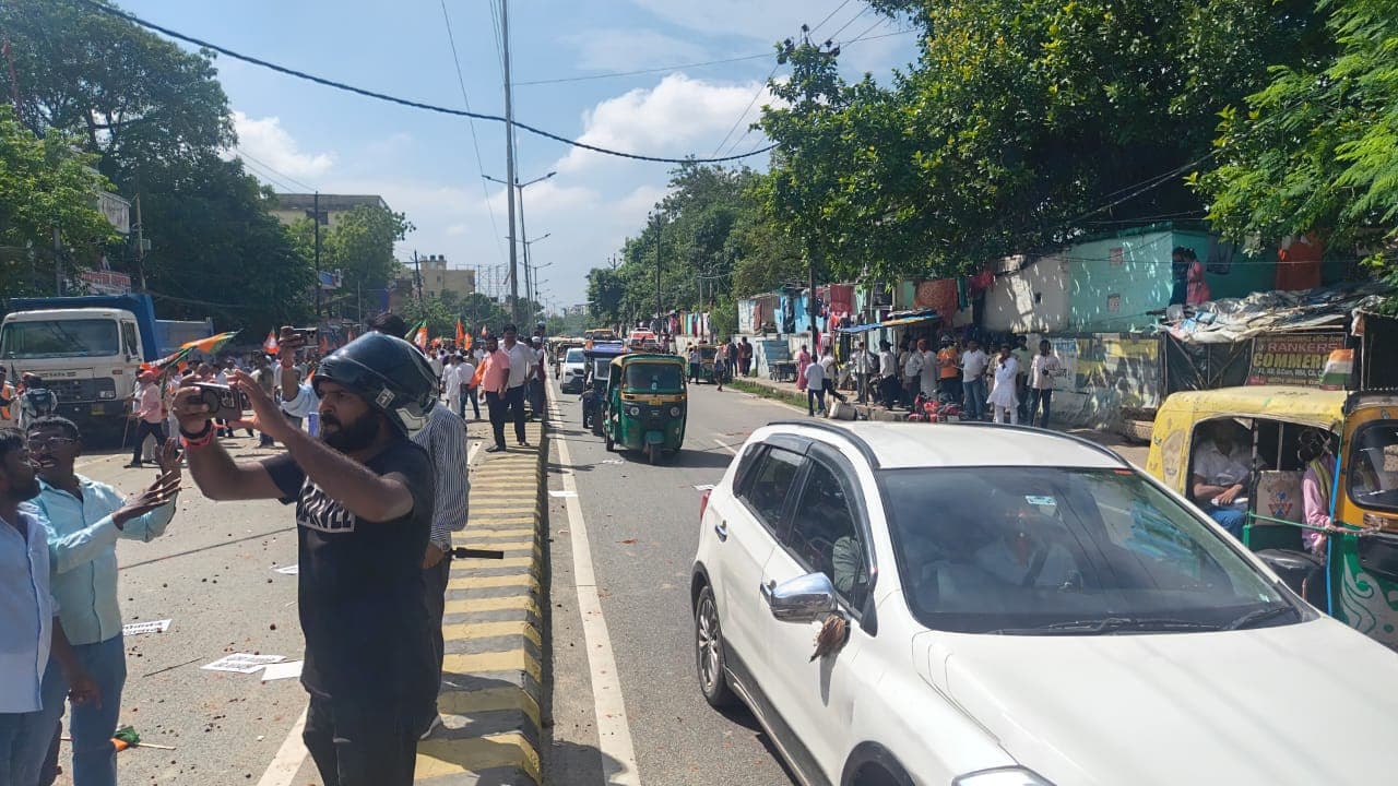 झड़प के बाद सदाकत आश्रम के बाहर यातायात प्रभावित