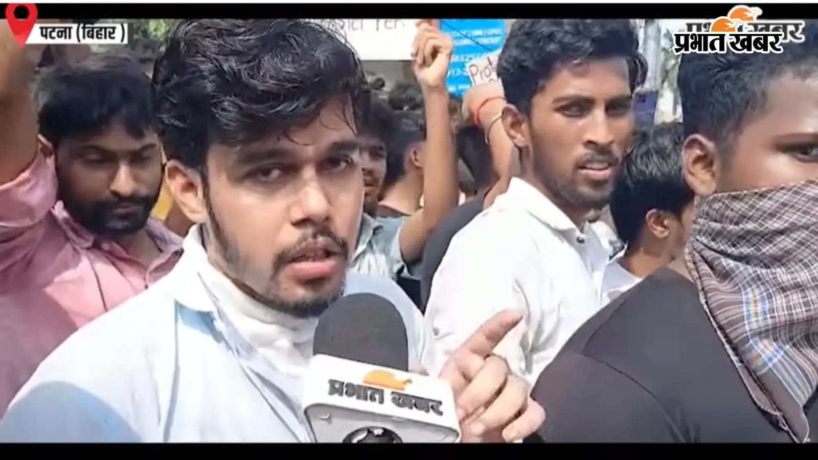 पेपर लीक और शिक्षा मंत्री के इस्तीफे पर खूब बरसे छात्र, देखिए वीडियो