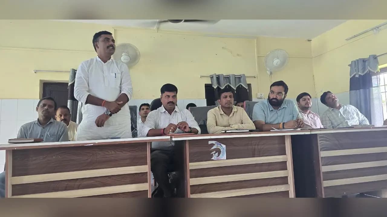सीवान के सिसवन में बीस सूत्री बैठक में उठा सामुदायिक शौचालय और एमडीएम में अनियमितता का मुद्दा