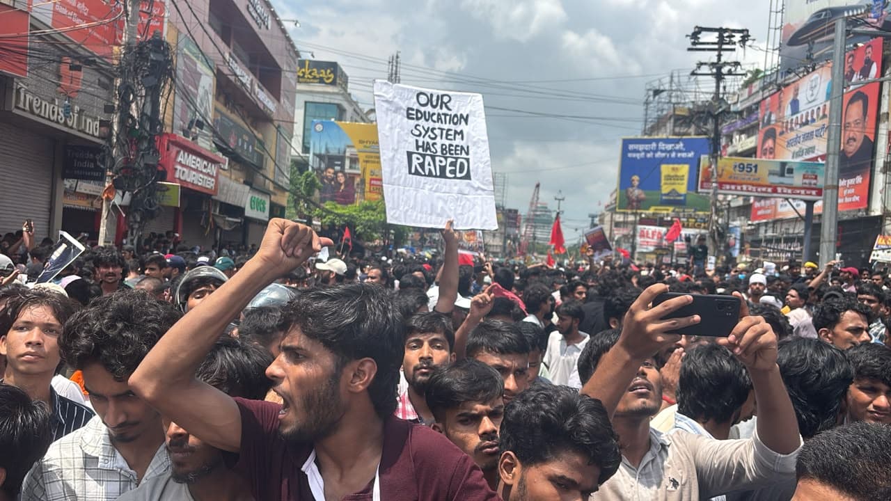 तख्तियों के जरिए जताया आक्रोश