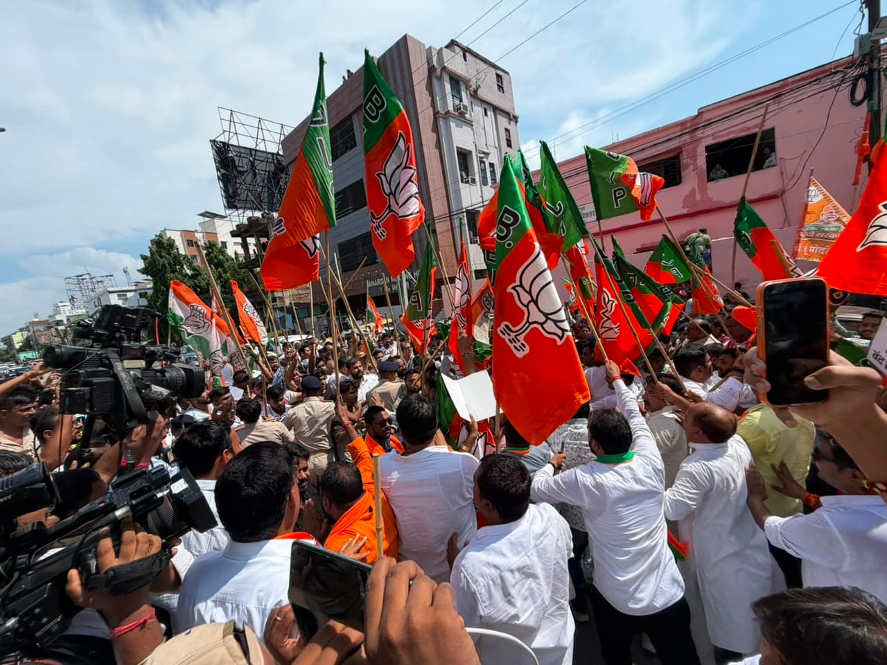 सड़क पर उतरे भाजपा कार्यकर्ता