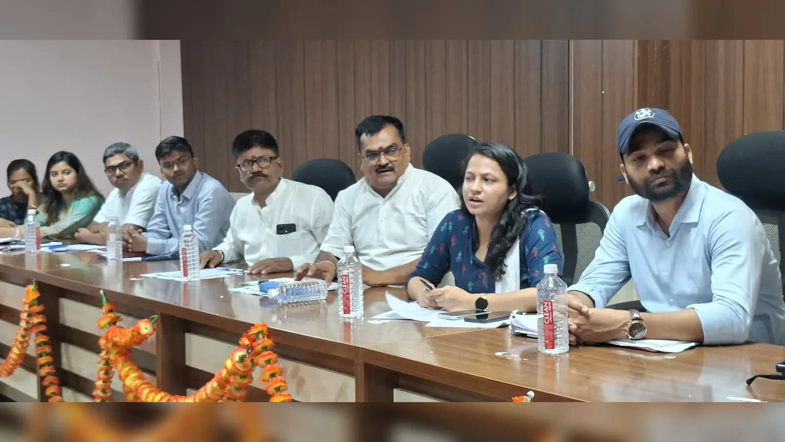 सीवान: बीस सूत्री की बैठक में आंगनबाड़ी, नल-जल और कृषि व्यवस्था पर उठे सवाल, अधिकारियों से मांगा जवाब