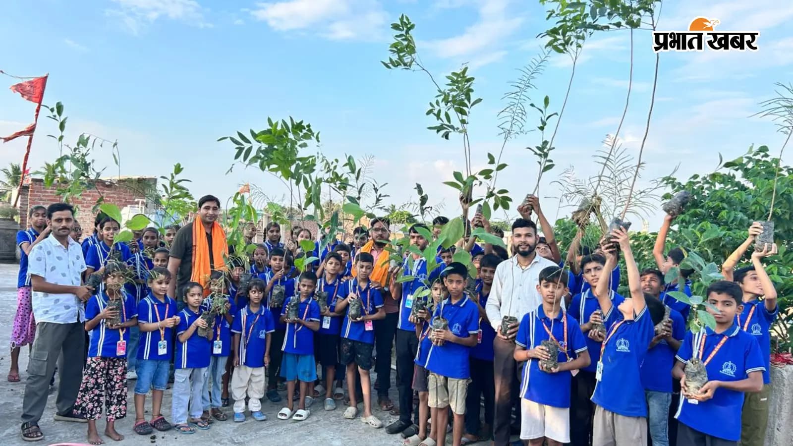 पटना: ग्रीन विलेज मुहिम के तहत विद्यार्थियों के बीच 150 पौधों का वितरण, संरक्षण करने वालों को मिलेगा सम्मान