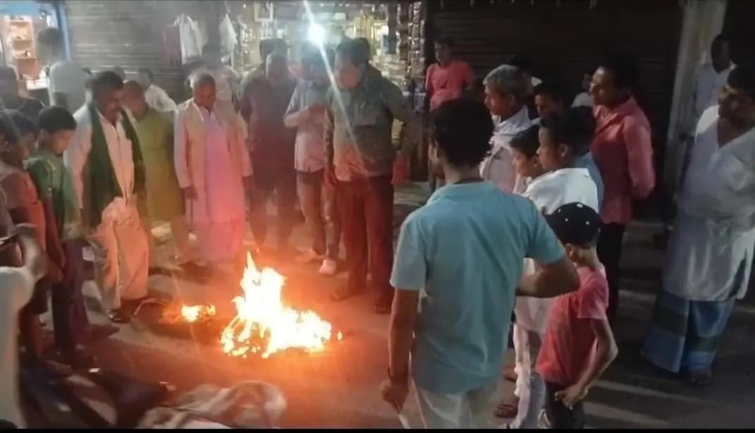 गया जी : छात्रों के समर्थन में टिकारी में विरोध मार्च, शिक्षा व्यवस्था में सुधार की उठी मांग