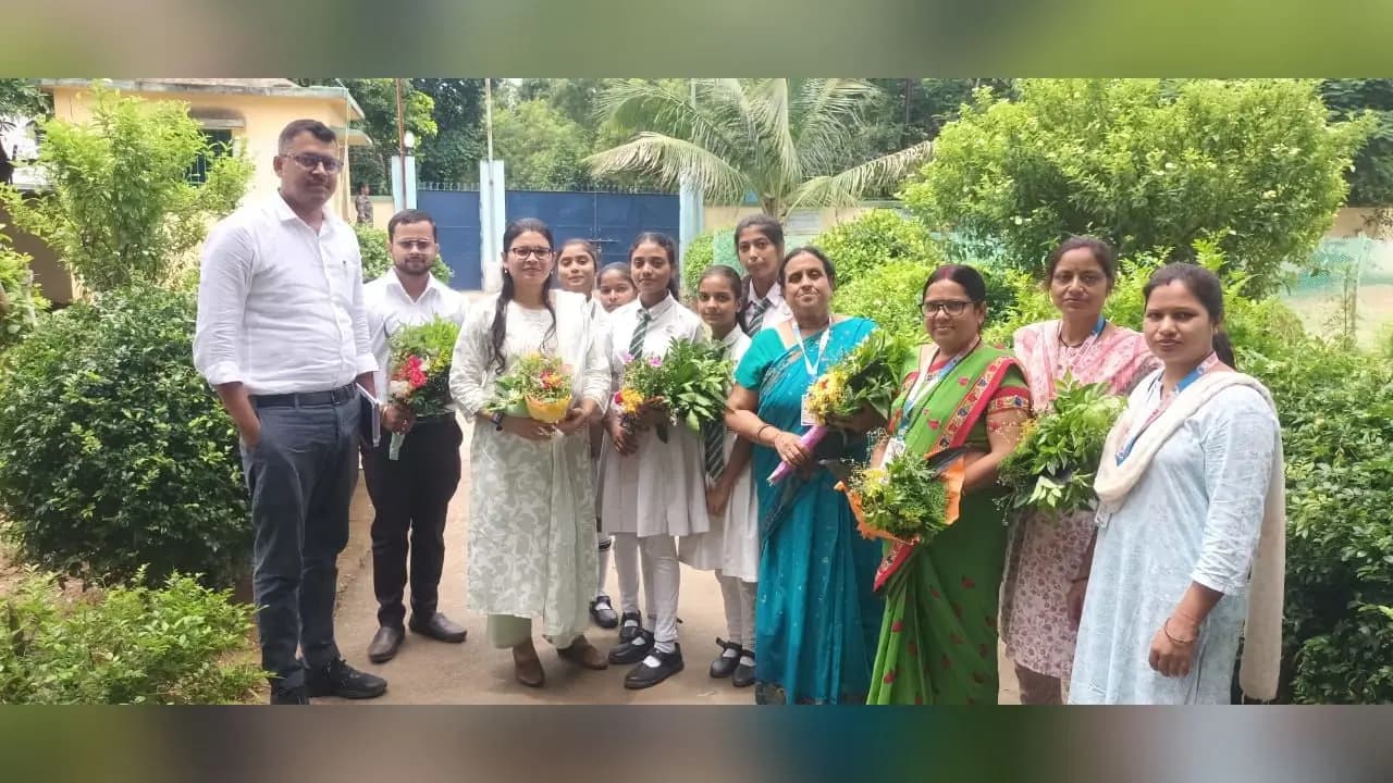 पीएमश्री विद्यालयों की जांच के क्रम में सारठ पहुंचीं उप सचिव, व्यवस्थाओं का लिया जायजा
