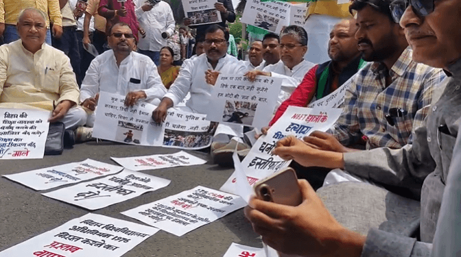धरने पर बैठे विपक्ष के नेता
