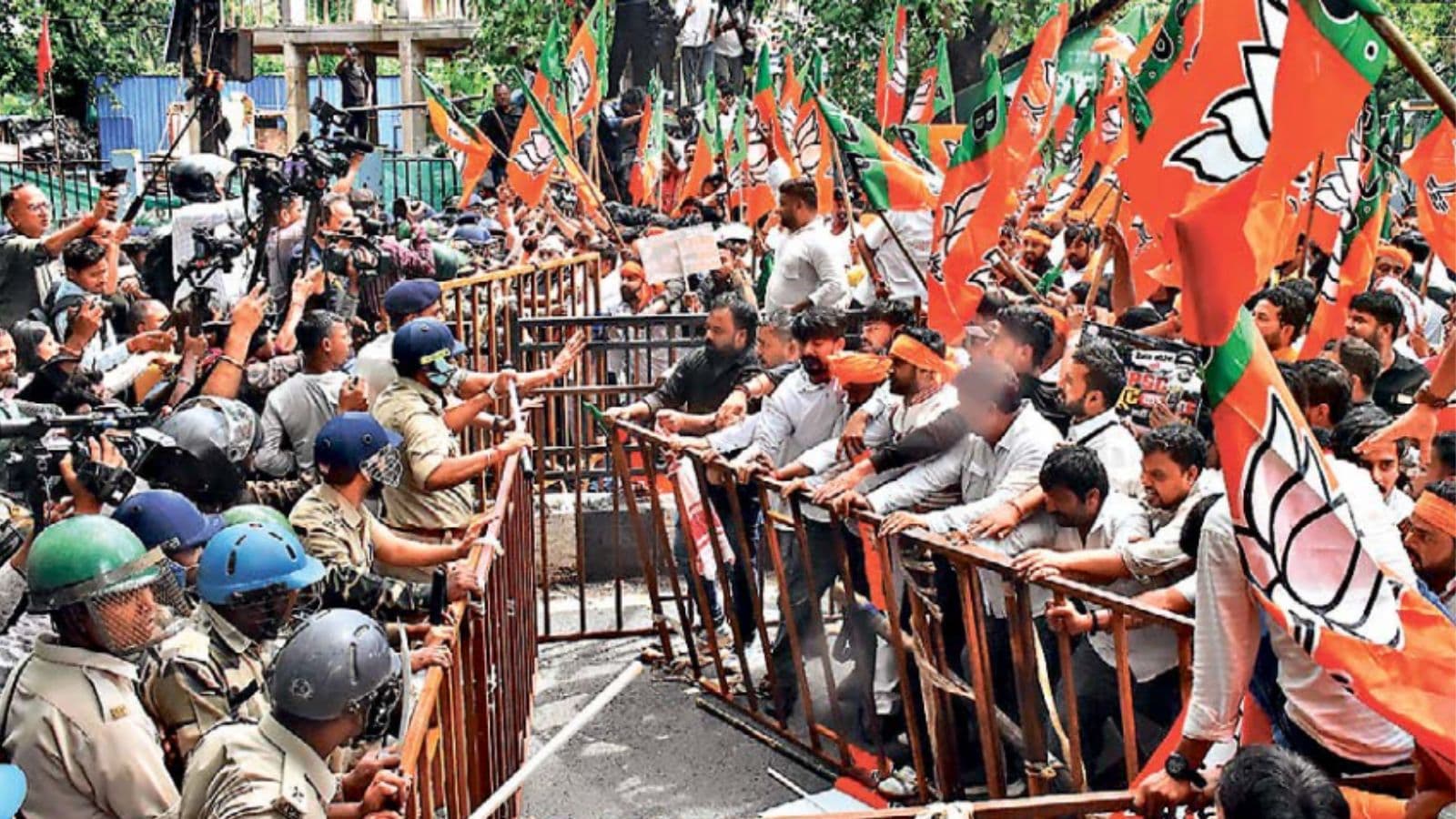 भाजयुमो कार्यकर्ताओं ने जेपीएससी कार्यालय घेरा, बैरिकेडिंग तोड़ी