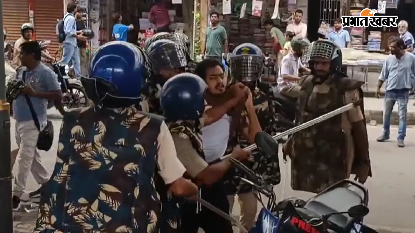 पटना यूनिवर्सिटी के बाहर NEET छात्रों का प्रदर्शन, पुलिस ने खदेड़ा, कई छात्रों को लिया हिरासत में