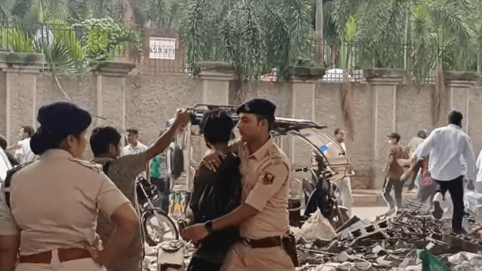 पटना कॉलेज के बाहर छात्रों को पुलिस ने खदेड़ा