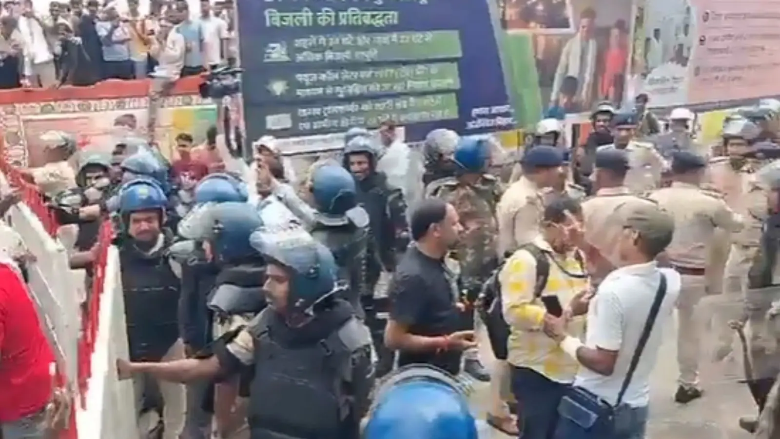 छात्रों को उग्र प्रदर्शन