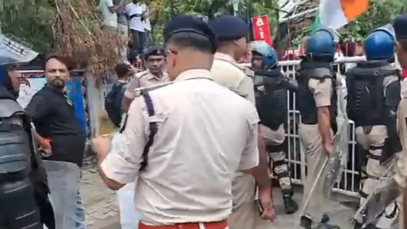 मौके पर मौजूद पुलिसकर्मी