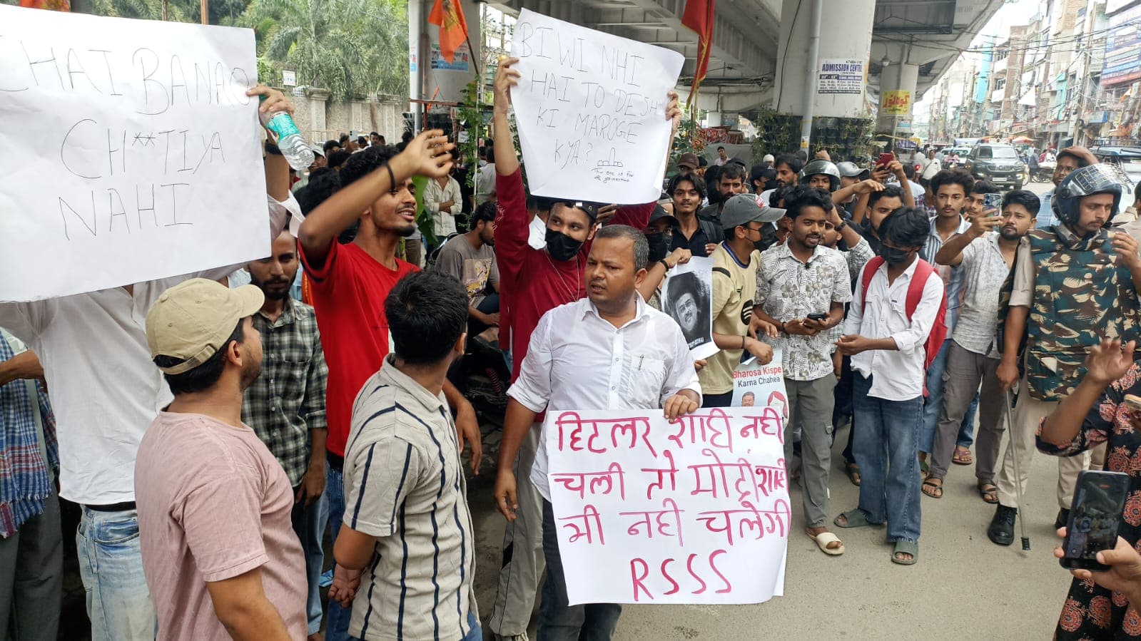 पीयू के पास छात्रों का हंगामा