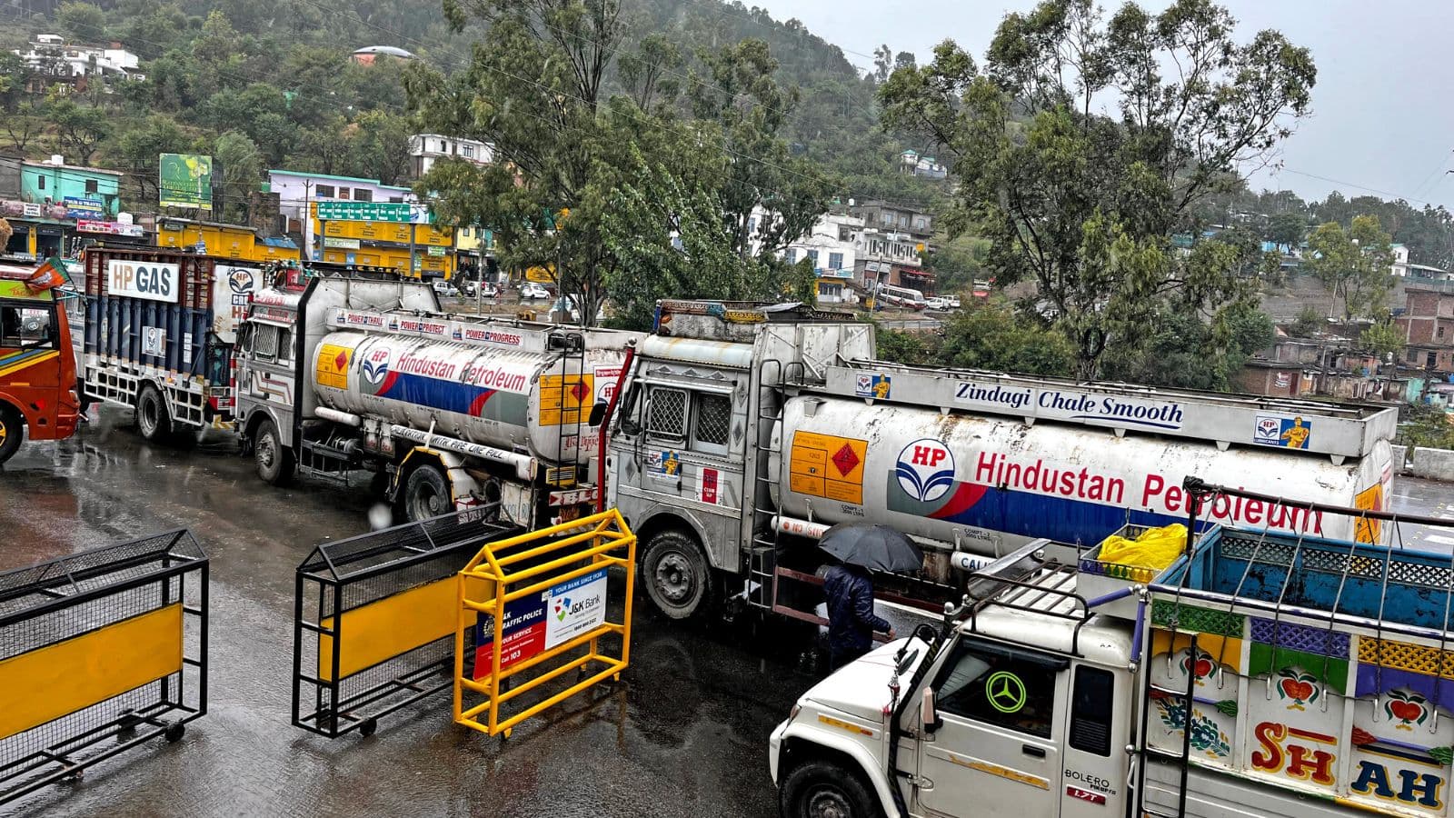 हाईवे बंद, 600 से ज्यादा वाहन फंसे