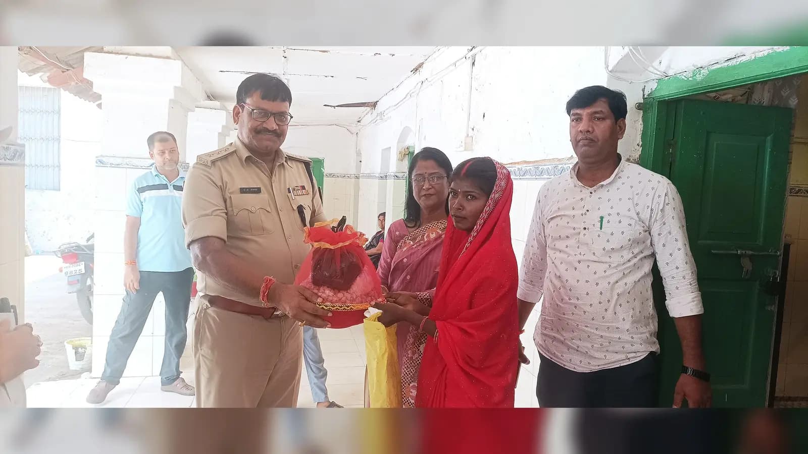 गया जी : खिजरसराय में टीबी मरीजों को मिला पोषण का सहारा, डीएसपी ने बांटे फूड बास्केट