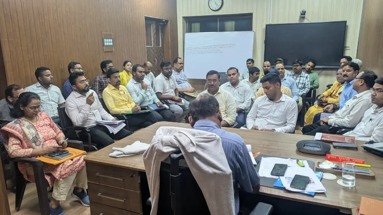 डीईओ की समीक्षा बैठक, सभी प्रभारी बीईओ को स्कूलों के नियमित निरीक्षण का निर्देश