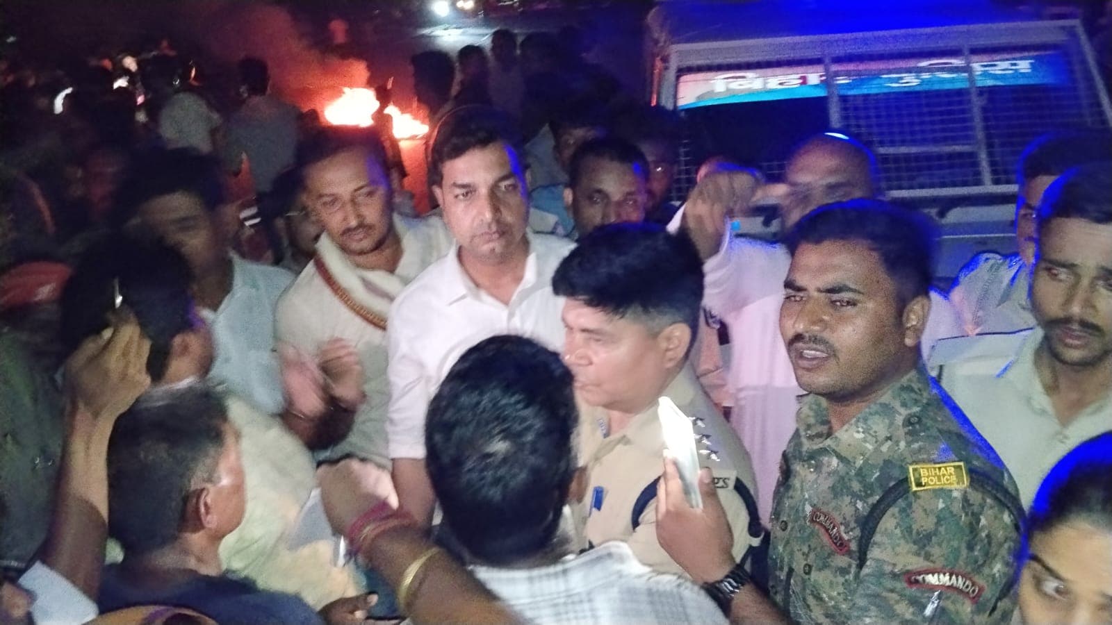 परिजनों को समझते सदर एसडीओ अरुण कुमार, सदर वन डीएसपी दिलीप कुमार व अन्य