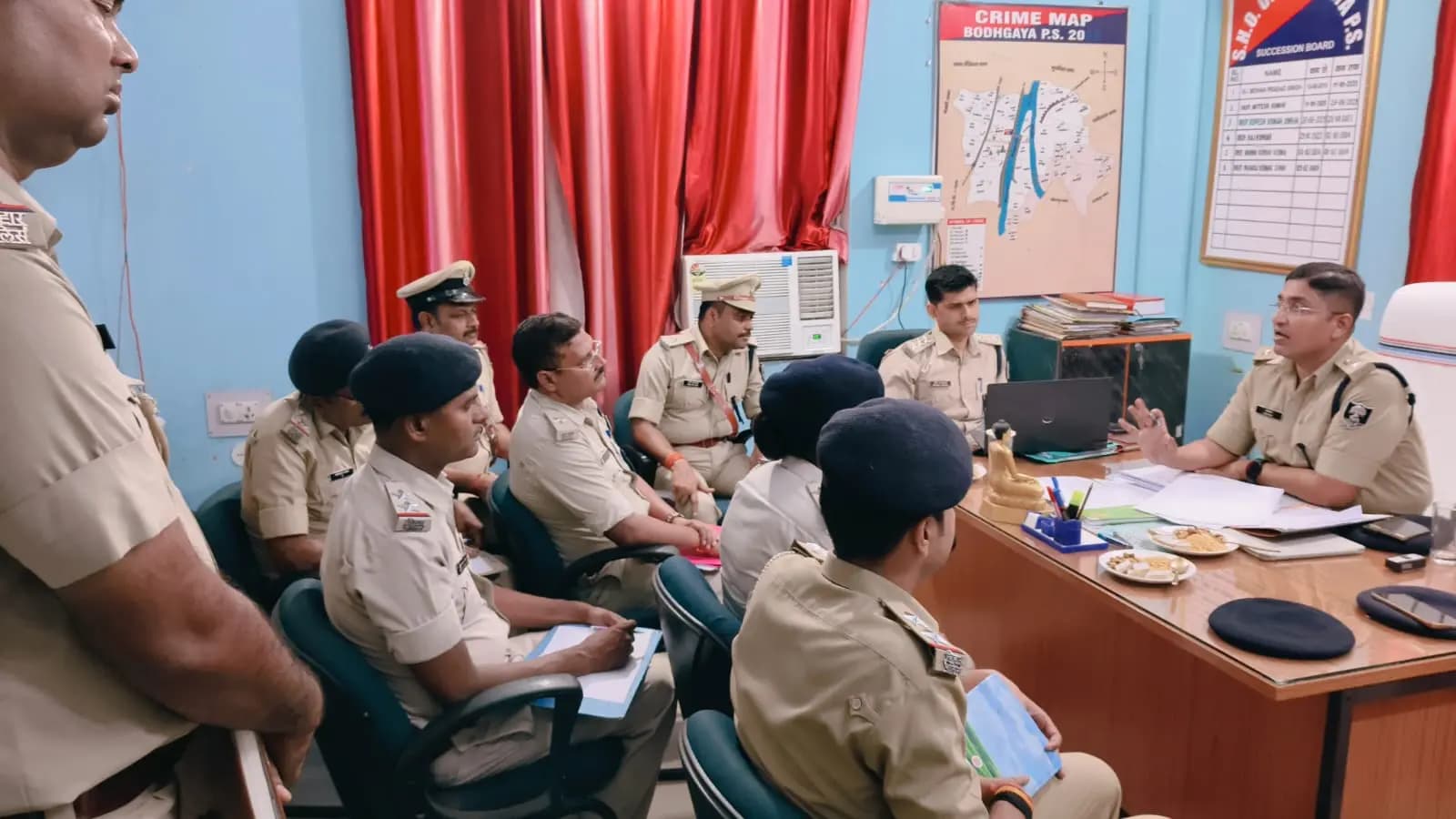 गया जी : अचानक बोधगया थाना पहुंचे सिटी एसपी, पेंडिंग केस को जल्द निपटाने का दिया निर्देश