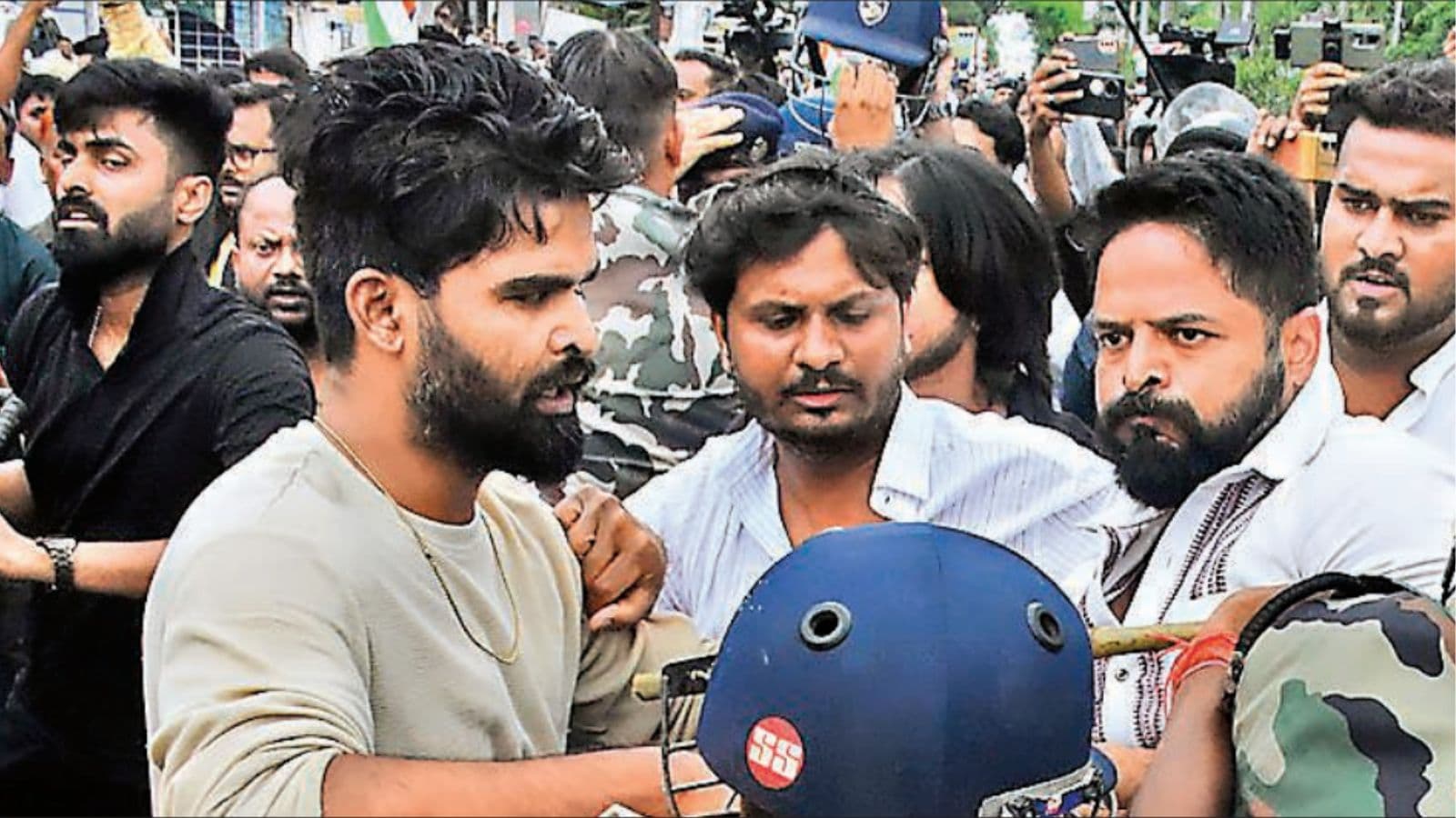 भिड़े भाजपा व कांग्रेस कार्यकर्ता