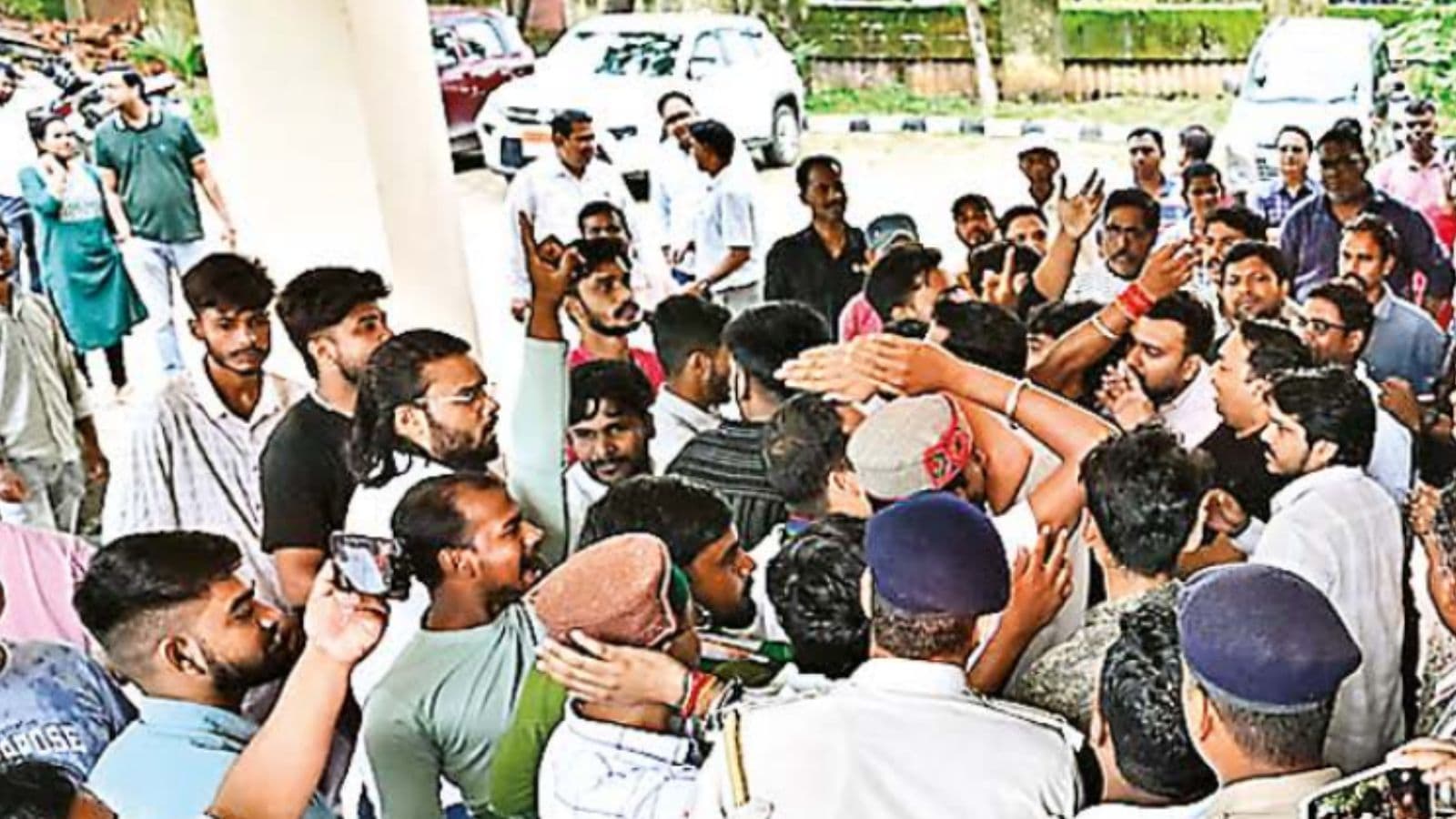 छात्र संगठनों ने शिक्षकों के साथ की धक्का-मुक्की