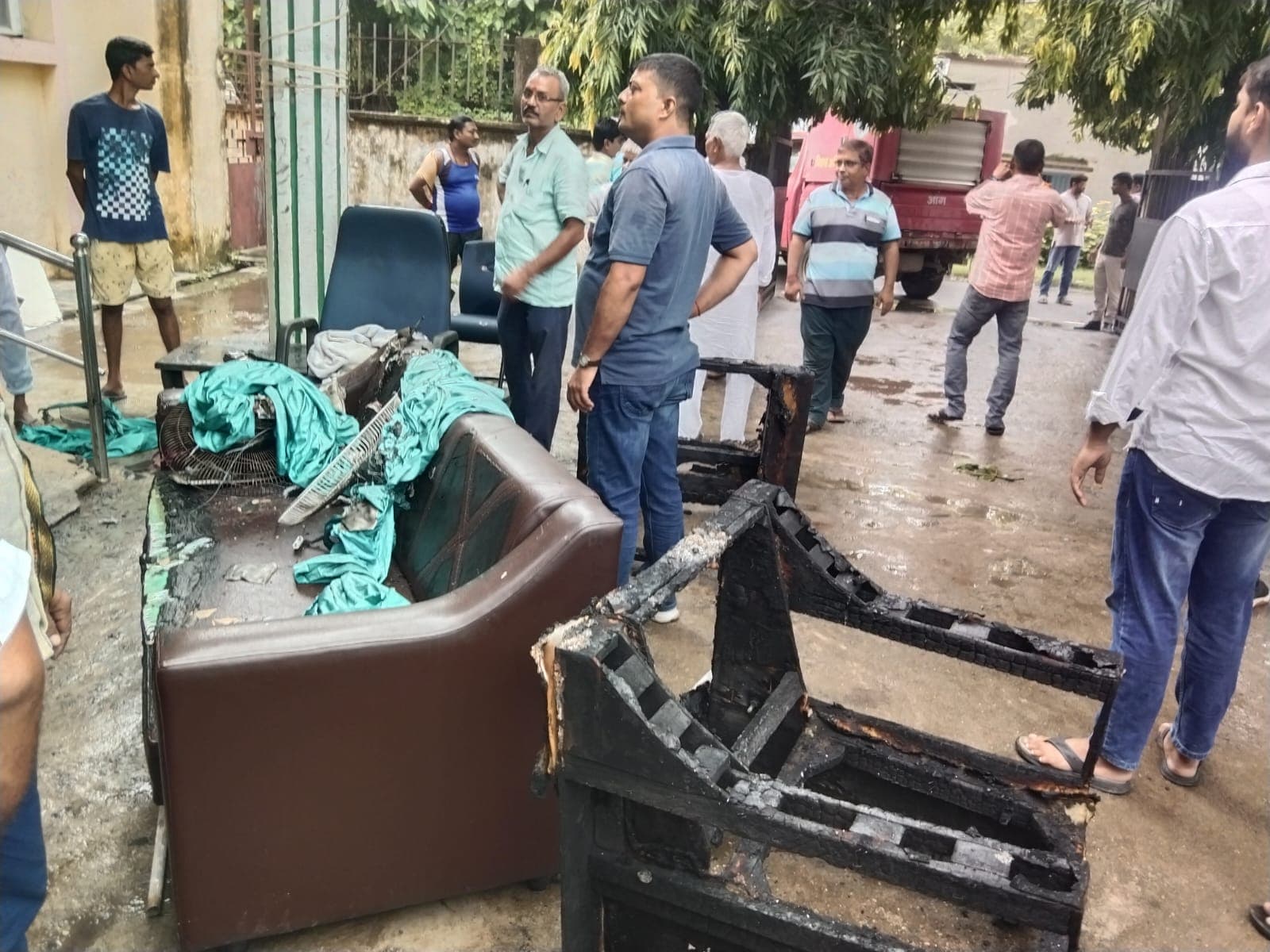 आग लगने से कक्ष में रखे अलमीरा, सोफा, कुर्सी और अन्य फर्नीचर जली