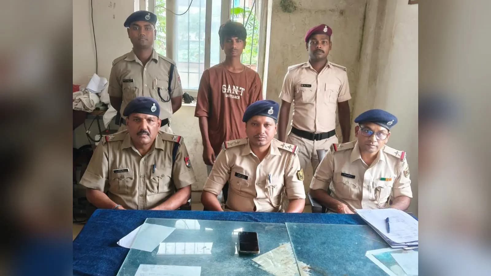 सीवान रेलवे स्टेशन पर आम्रपाली एक्सप्रेस से मोबाइल झपटने वाला युवक गिरफ्तार, RPF-GRP ने तत्काल बरामद किया फोन