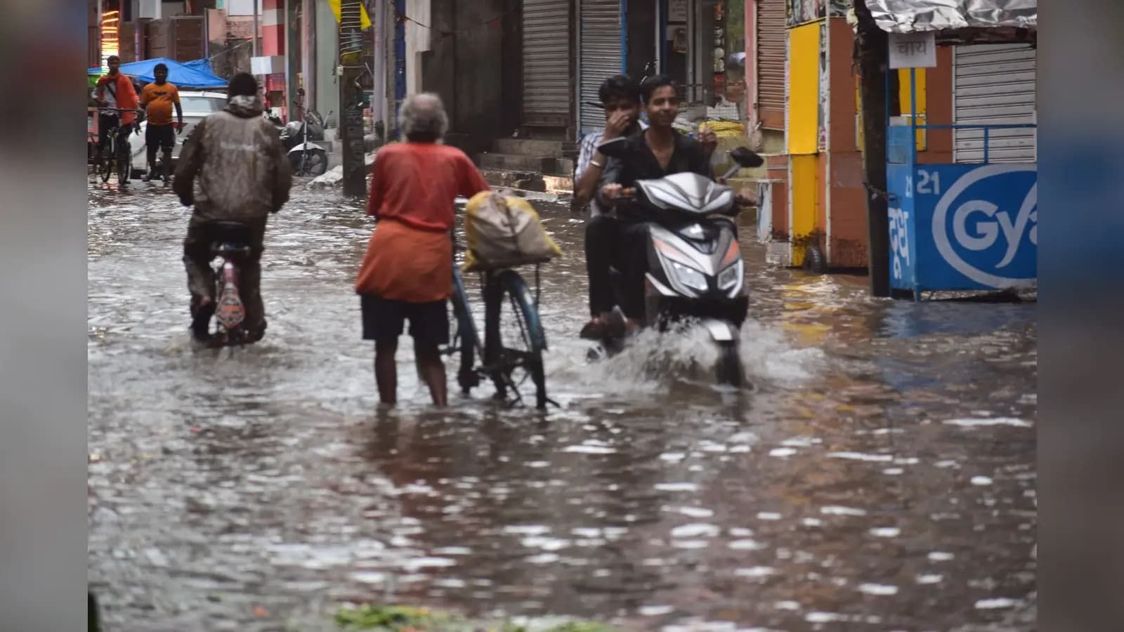 गया जी में बारिश का दोहरा असर, सड़कें डूबीं लेकिन खेतों को नहीं मिला पानी
