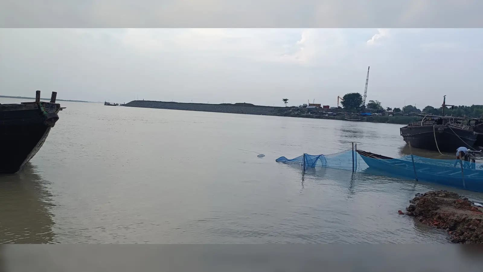 नवगछिया अनुमंडल में गंगा-कोसी के जलस्तर में उतार-चढ़ाव: इस्माईलपुर-बिंदटोली में 18 सेमी तो मदरौनी में 8 सेमी बढ़ा पानी