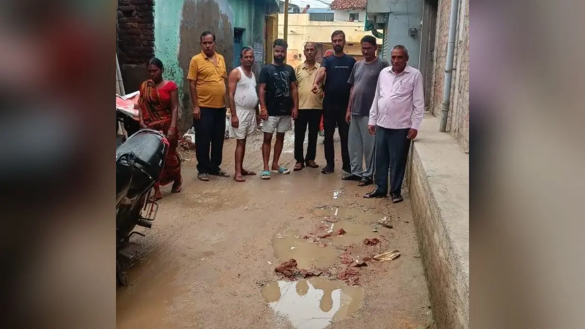 गया जी : गुरुआ में नाली पर ढक्कन न होने से जलजमाव, लोग परेशान