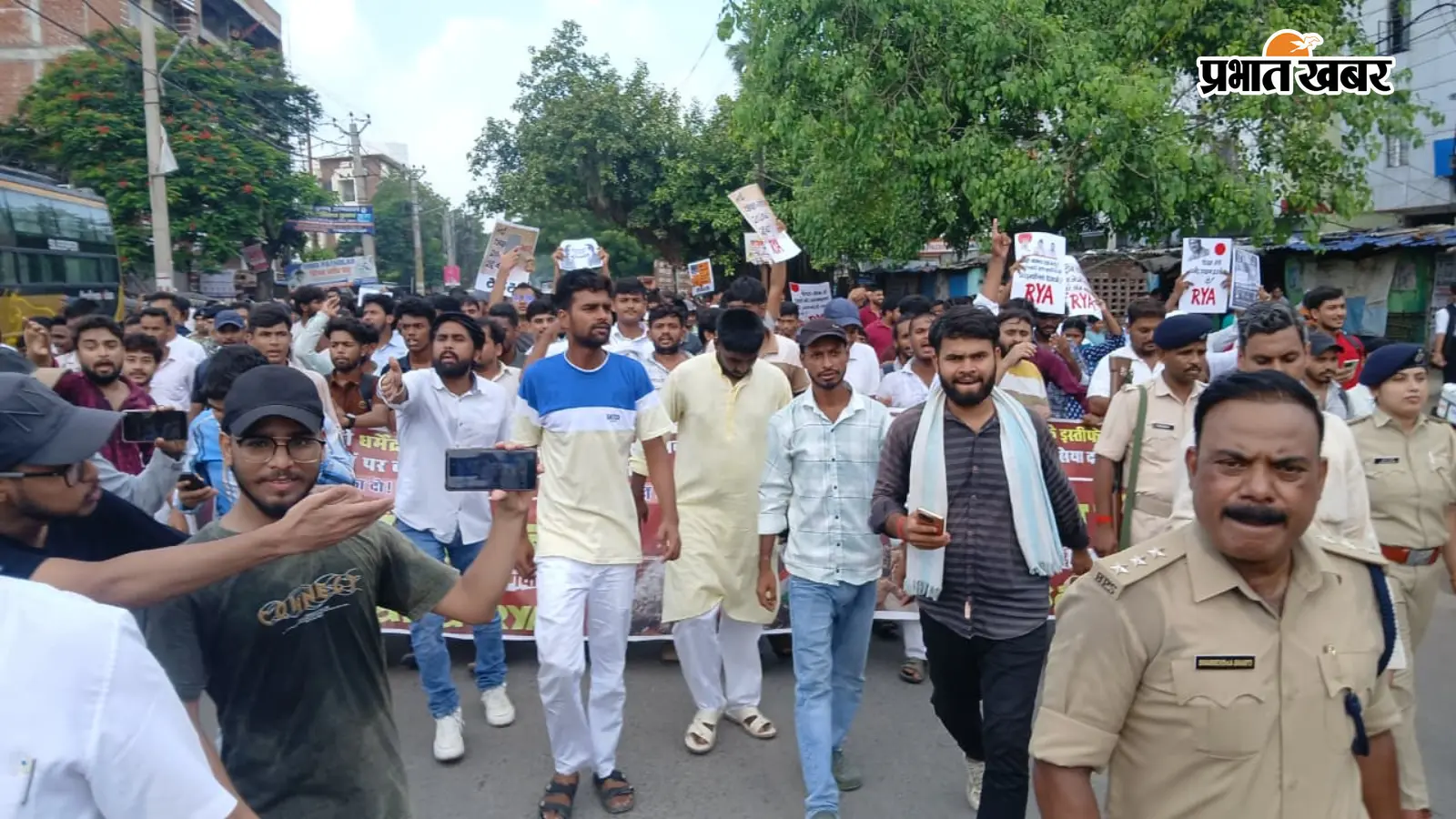 बिहार बंद LIVE: कॉकरोच बन कर निकले छात्र, पटना में नेताओं के आवास पर पहली बार पुलिस की तैनाती, समस्तीपुर में सड़क जाम