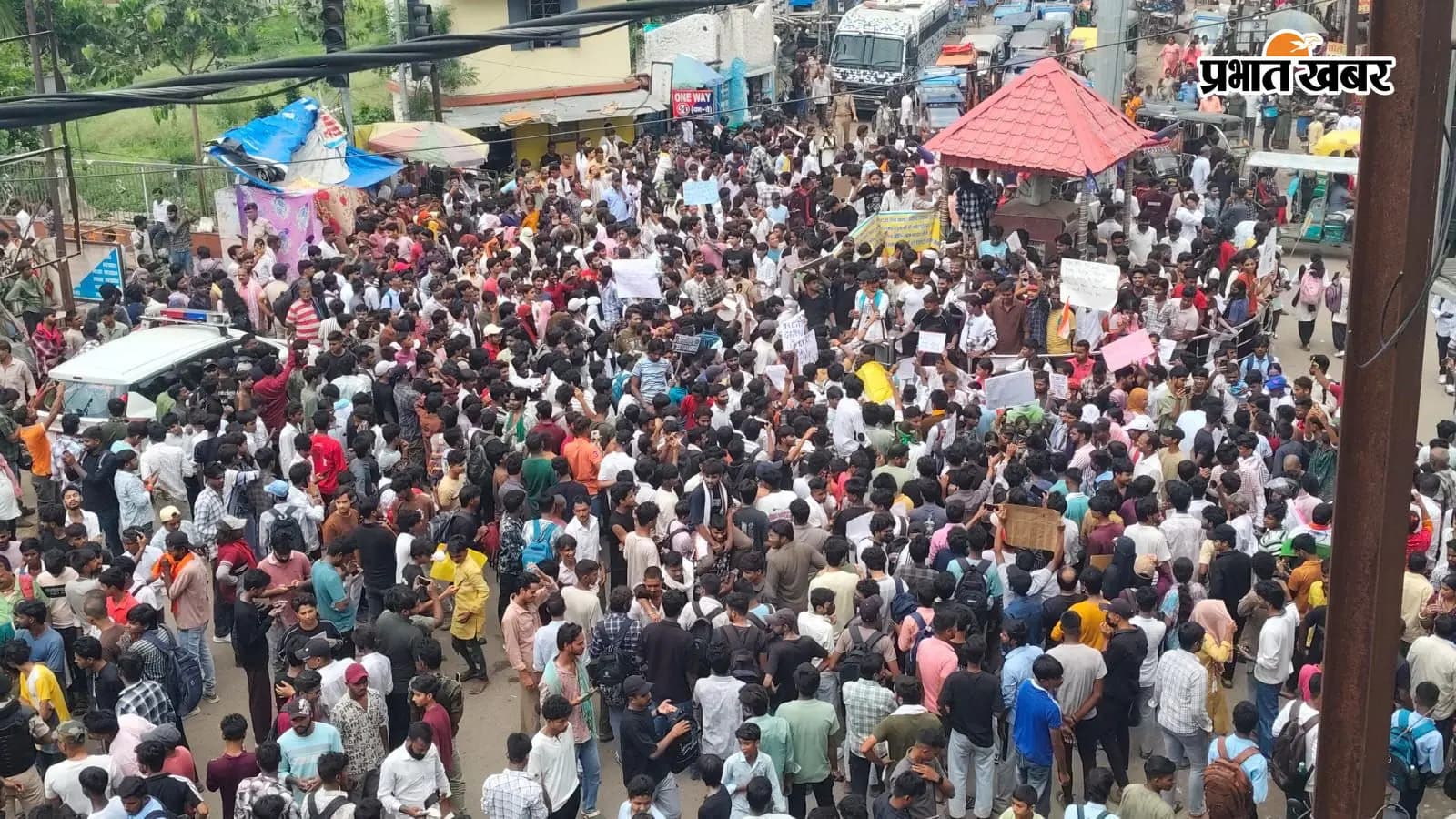 भागलपुर में 'बिहार बंद' का दिखा व्यापक असर: स्टेशन चौक पर छात्रों का फूटा गुस्सा, नीट पेपर लीक को लेकर शिक्षा मंत्री के इस्तीफे की मांग