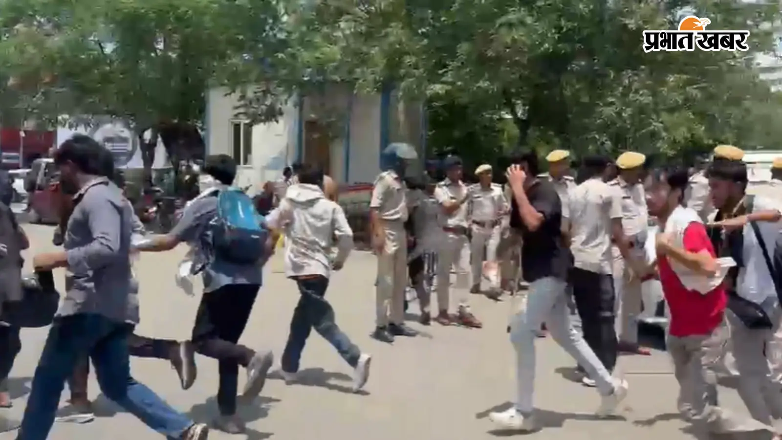 बिहार बंद में छात्रों का प्रदर्शन, पटना समेत कई जिलों में पुलिस से भिड़े, 10 तस्वीरों में देखें