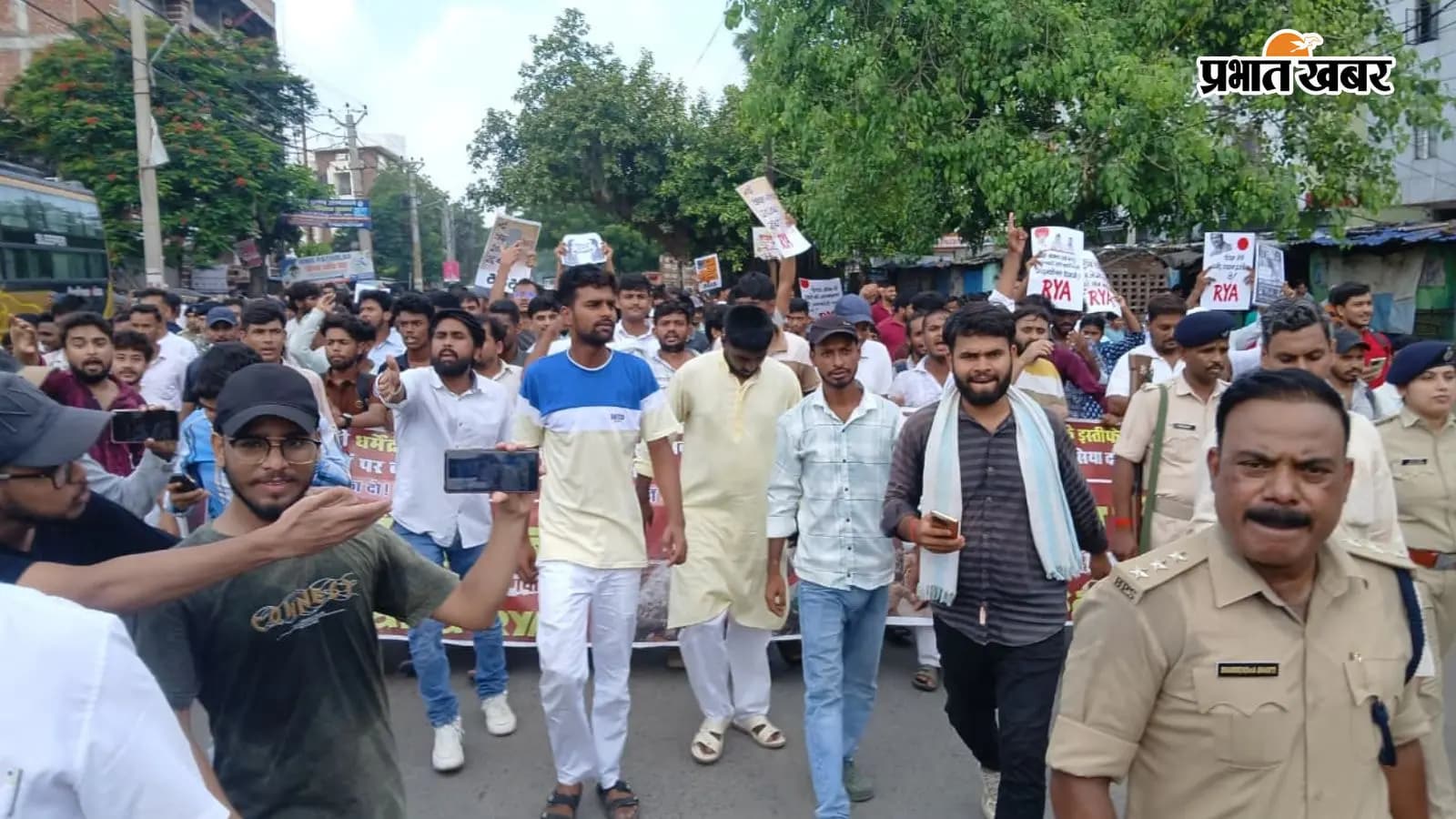 गया जी में छात्रों के प्रदर्शन से यातायात प्रभावित, सड़क पर उतरे SSP और SP, बिहार बंद का दिखा असर