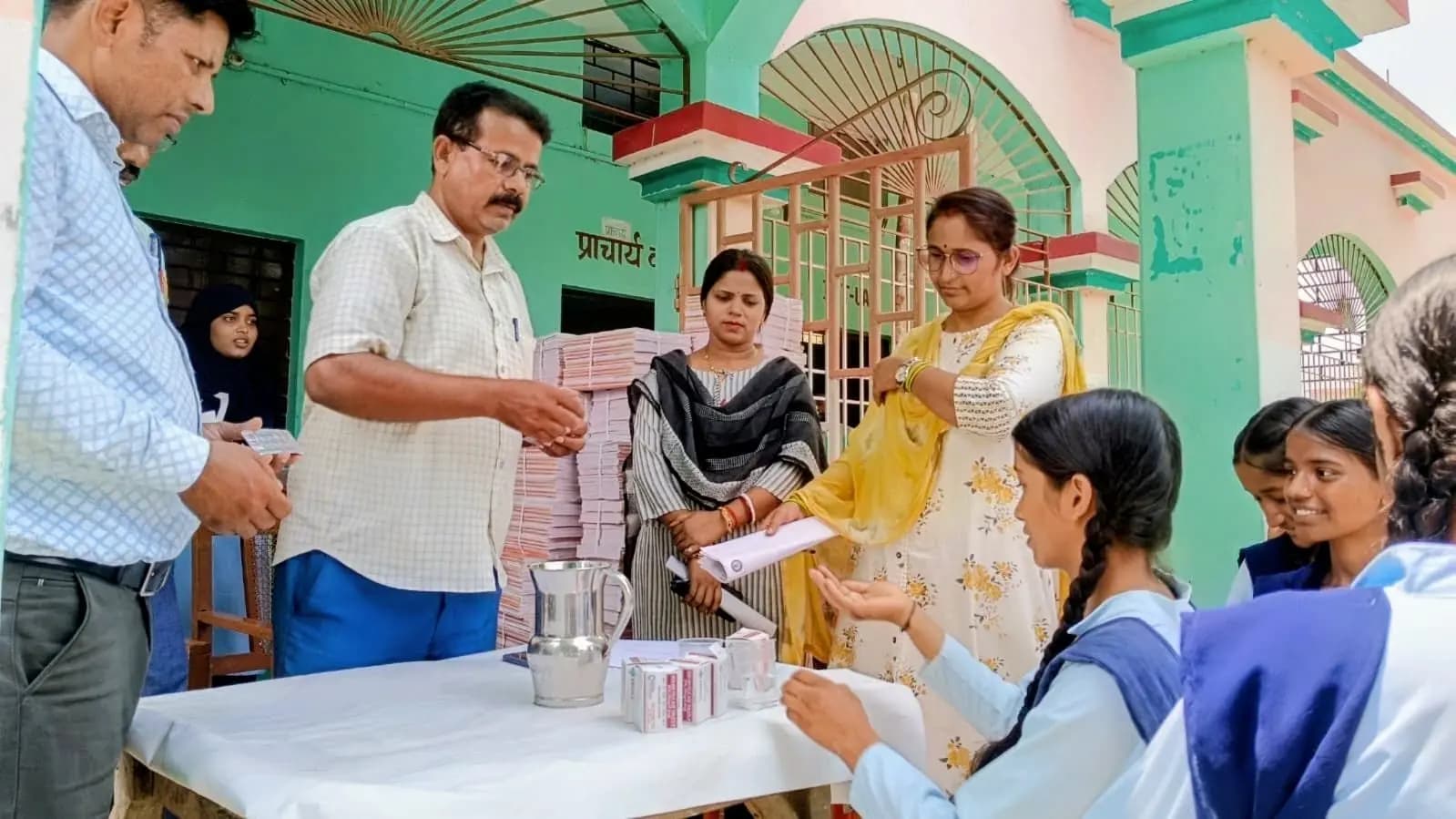 सीवान : बड़हरिया के स्कूल में 450 छात्राओं को मिली एनीमिया से बचाव की दवा, स्वास्थ्य के प्रति किया गया जागरूक