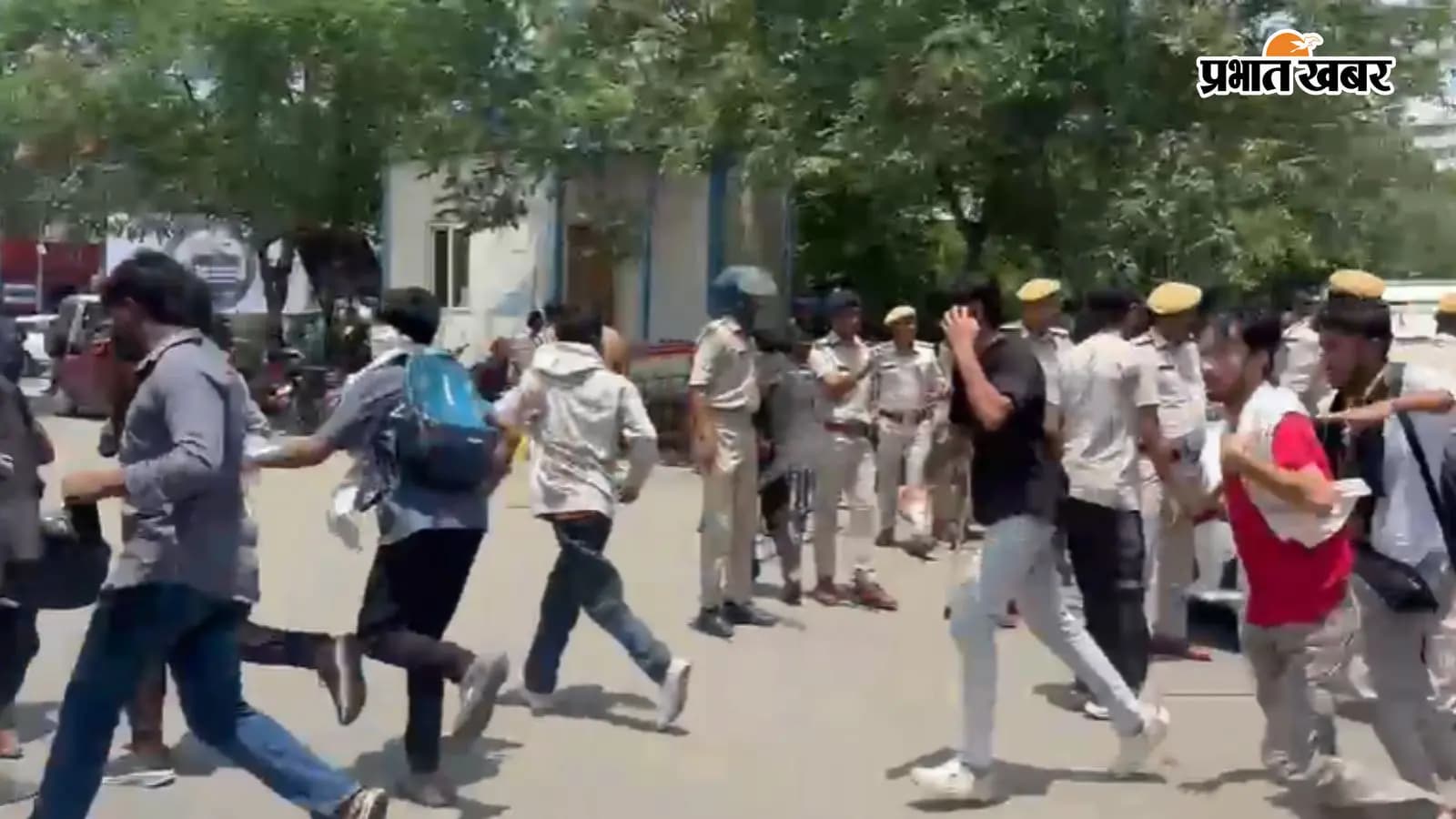 पटना में पुलिस-छात्रों में पथराव से तनाव, एग्जीबिशन रोड बना प्रदर्शन का केंद्र, 100 से अधिक हिरासत में