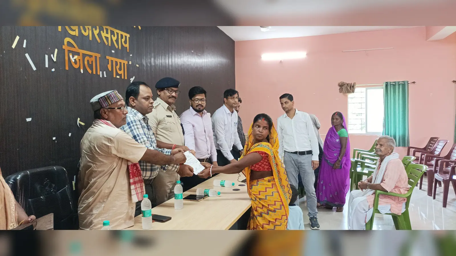 गया जी : खिजरसराय में अभियान बसेरा के तहत पर्चा वितरण, 10 भूमिहीन परिवारों को मिली आवासीय जमीन