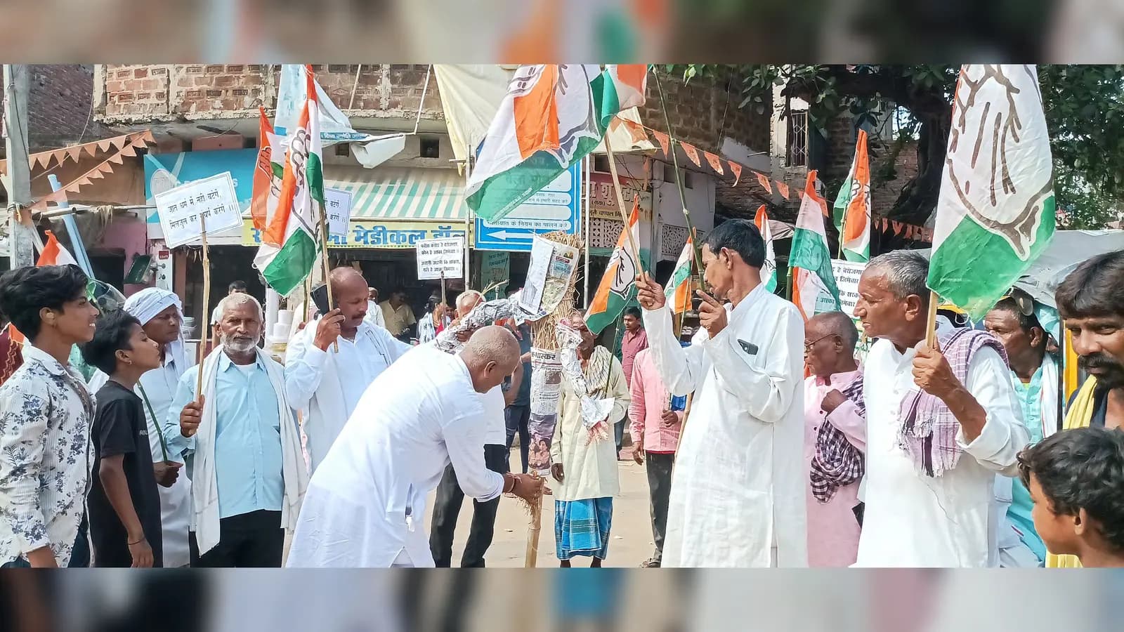 गया जी : ग्रामीण होल्डिंग टैक्स के विरोध में कांग्रेस का प्रदर्शन, वापस लेने की मांग