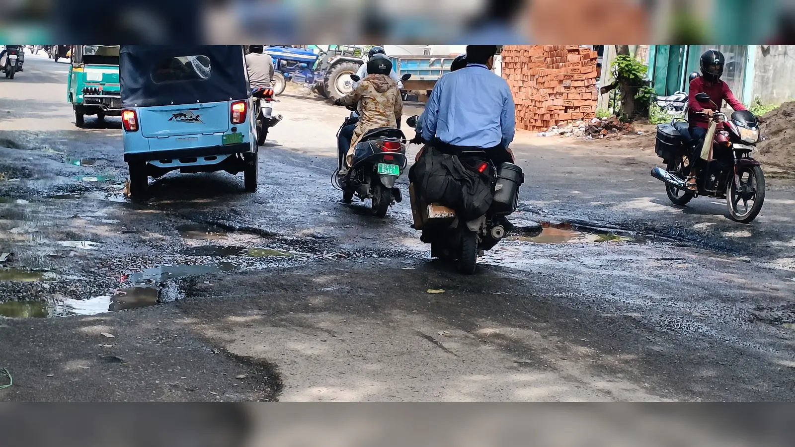 गया जी : सिकरिया मोड़-मेडिकल रोड के बीच सड़क पर गहरा गड्ढा, हर दिन हादसे का बना रहता है खतरा