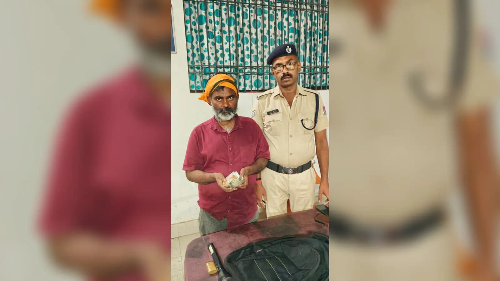 गया जी : सासाराम-धनबाद इंटरसिटी में छूटा 97 हजार नकद से भरा बैग, RPF ने सुरक्षित लौटाया.