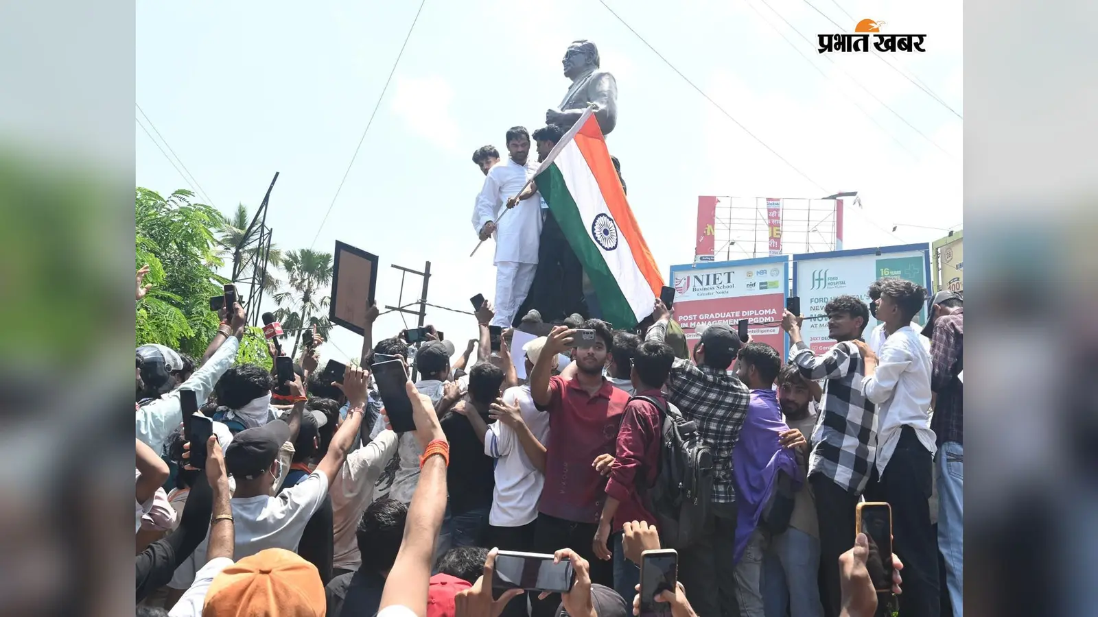 पटना: दंगा फैलाने के आरोप में पूर्व मंत्री तेजप्रताप यादव गिरफ्तार, जानिए क्या है पूरा मामला