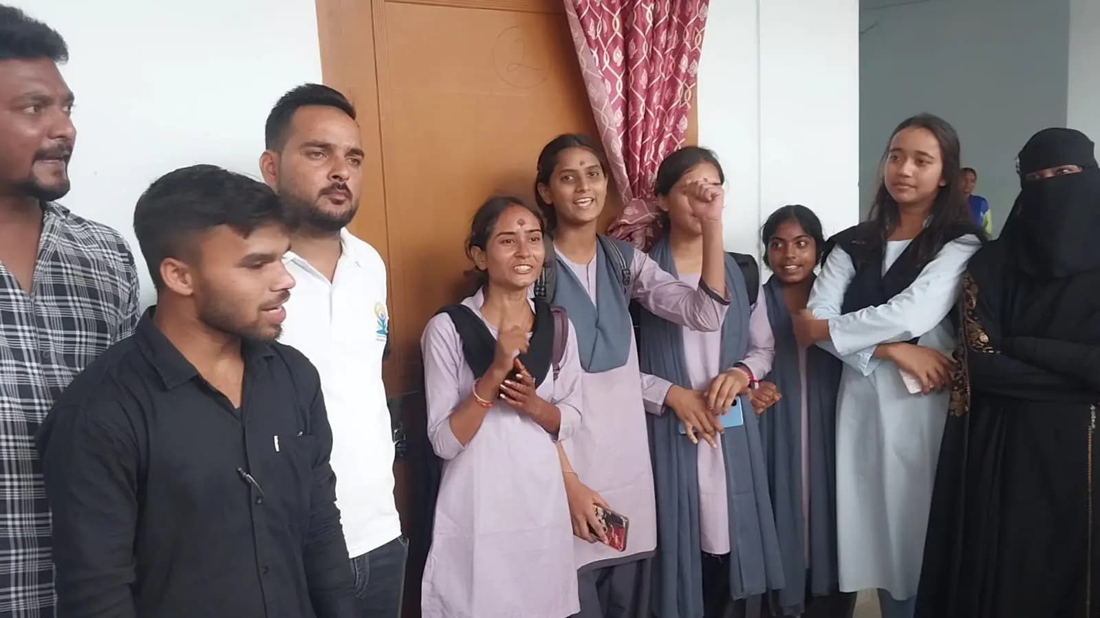प्रभारी प्राचार्य को हटाने की मांग को लेकर महिला कॉलेज में छात्राओं का प्रदर्शन