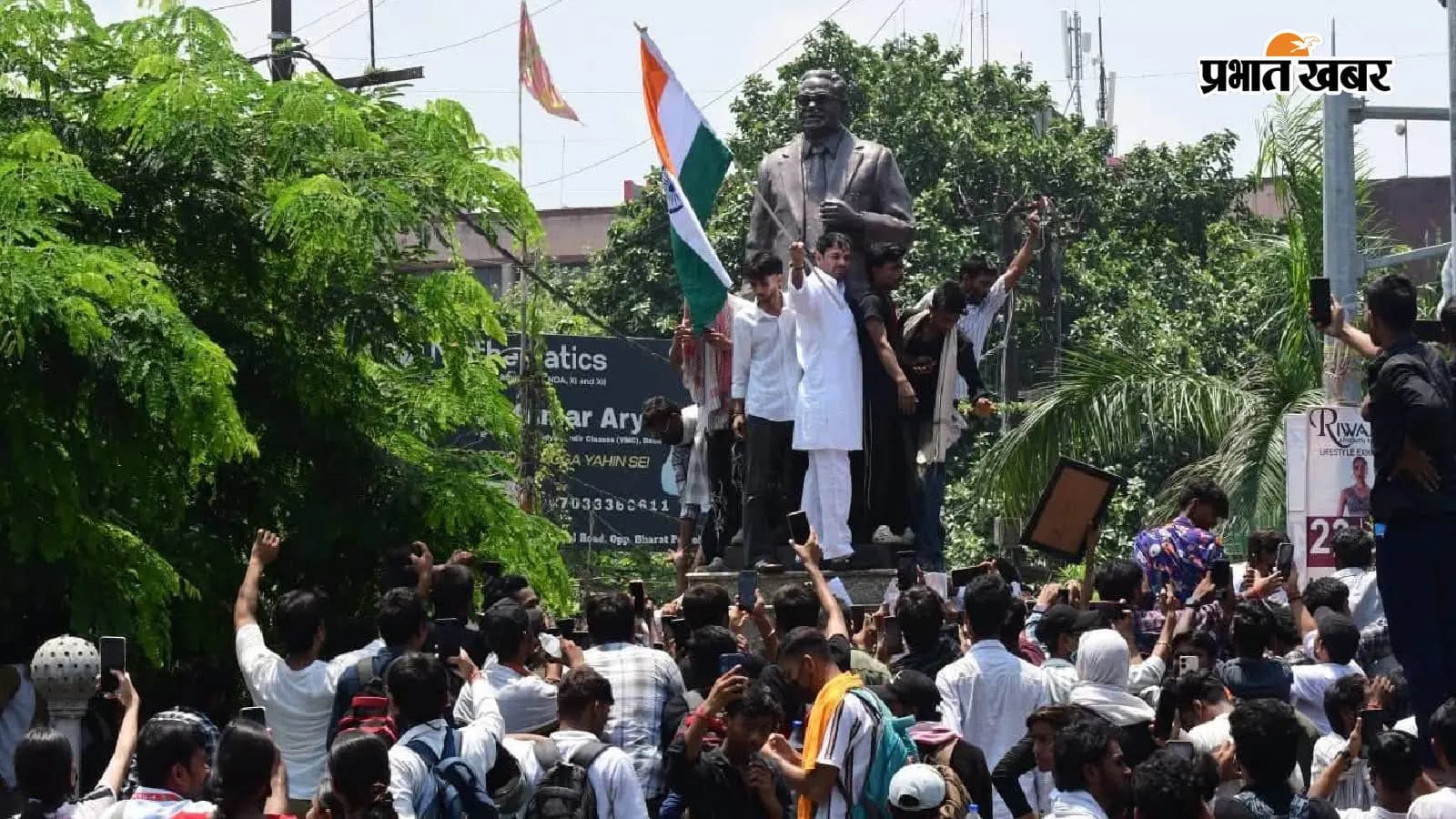 पटना: दंगा फैलाने के आरोप में पूर्व मंत्री तेजप्रताप यादव गिरफ्तार, जानिए क्या है पूरा मामला