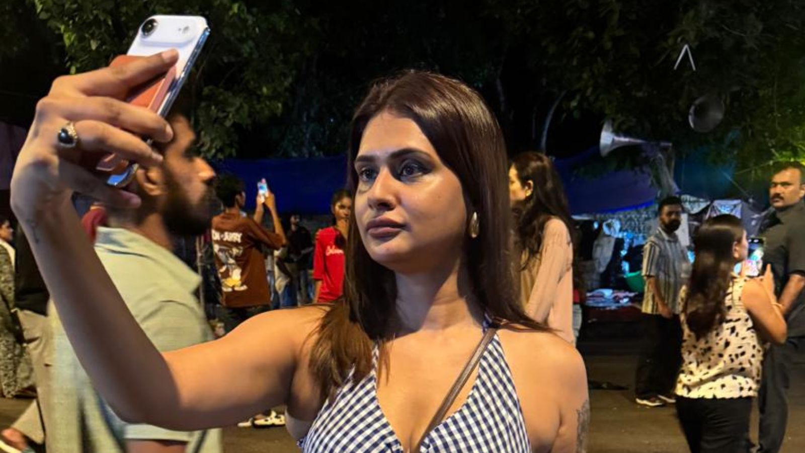 गरिमा तिवारी लगातार सेल्फी ले रही थीं
