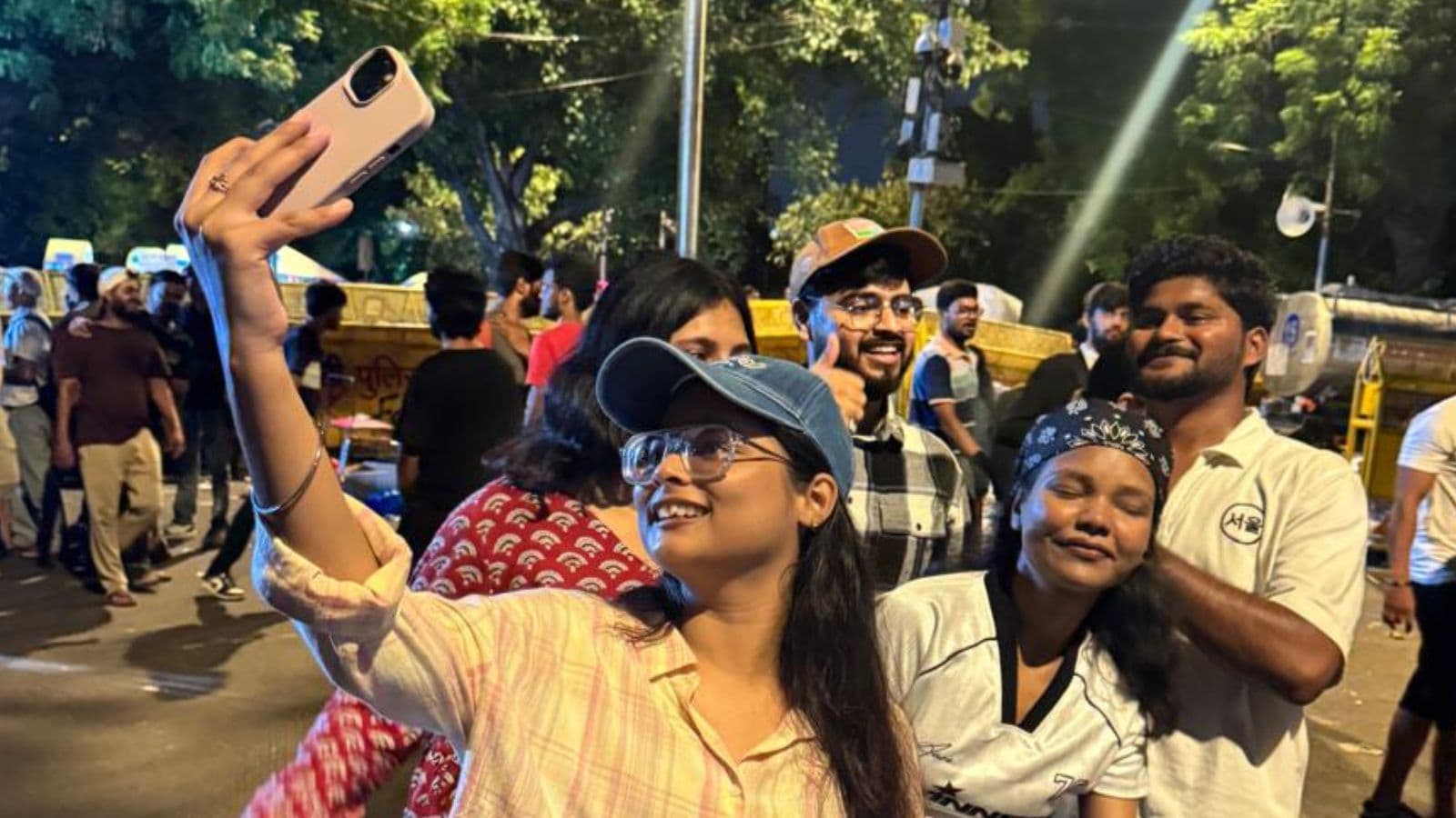 आखिरी तस्वीरें खिंचवा रही थीं अर्पिता और अदिति पांडेय