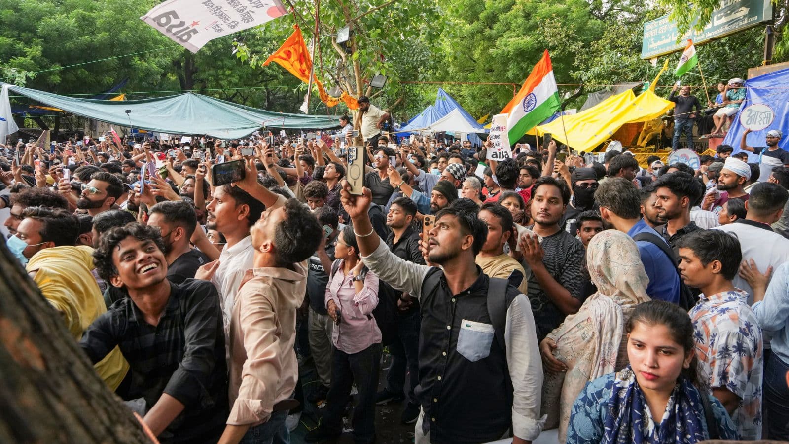 जोश कम नहीं हुआ लोगों का