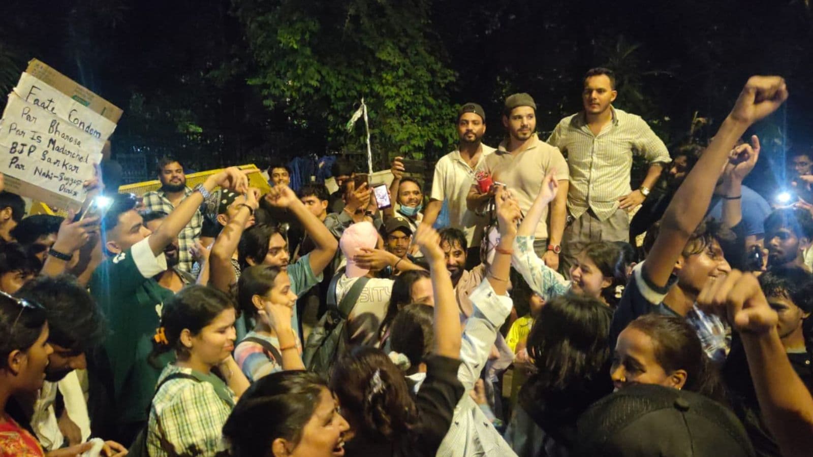 हजारों युवाओं की विदाई की रात