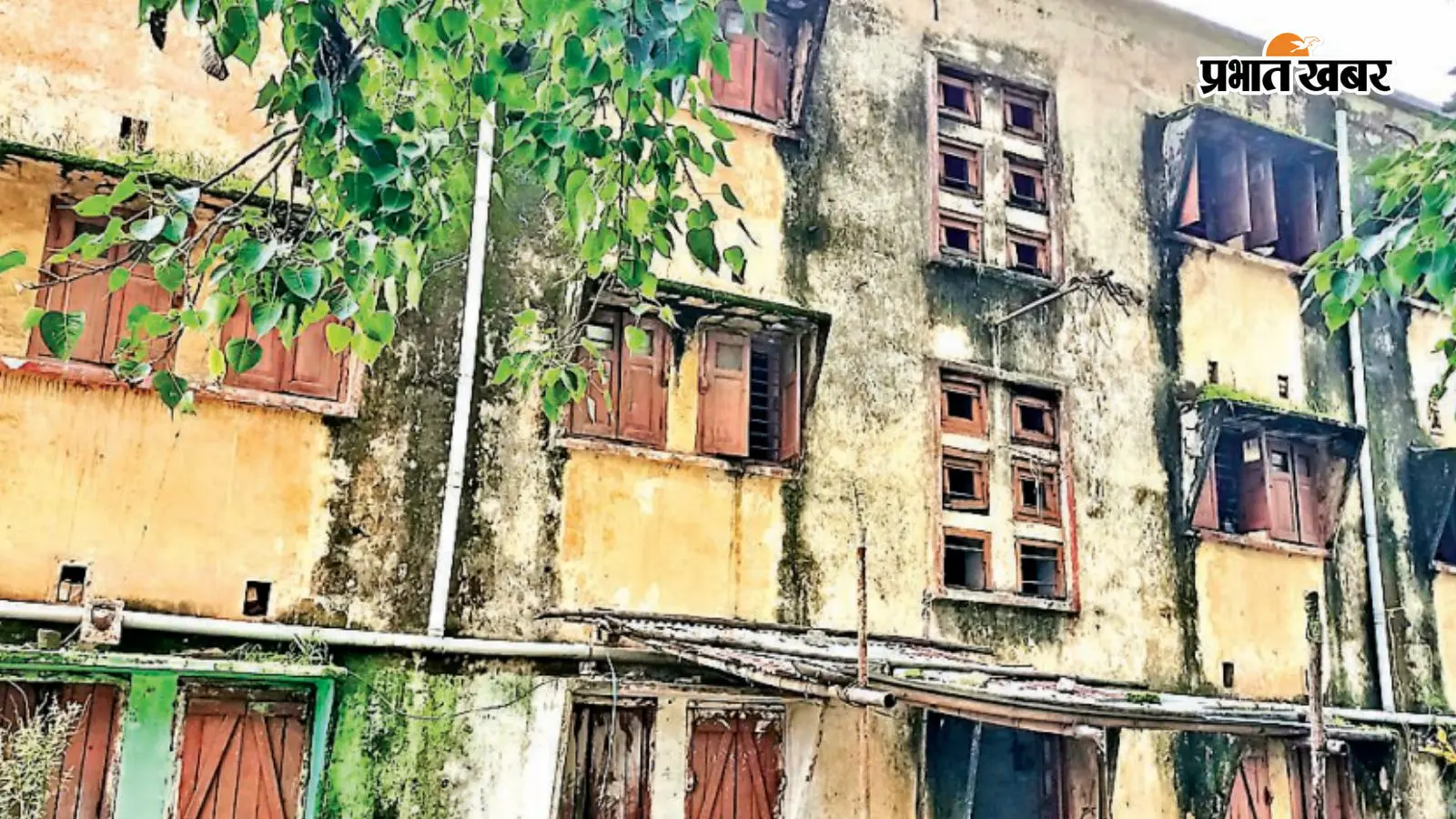 रिम्स के जर्जर क्वार्टरों में रह रहे 30 परिवार, सुरक्षा पर उठ रहे सवाल