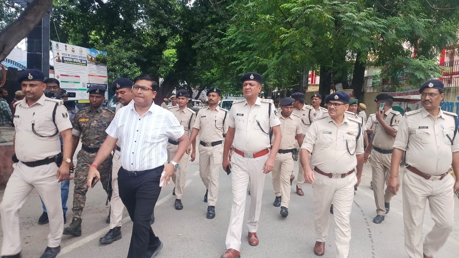 सड़कों पर एक्शन मोड में पुलिस