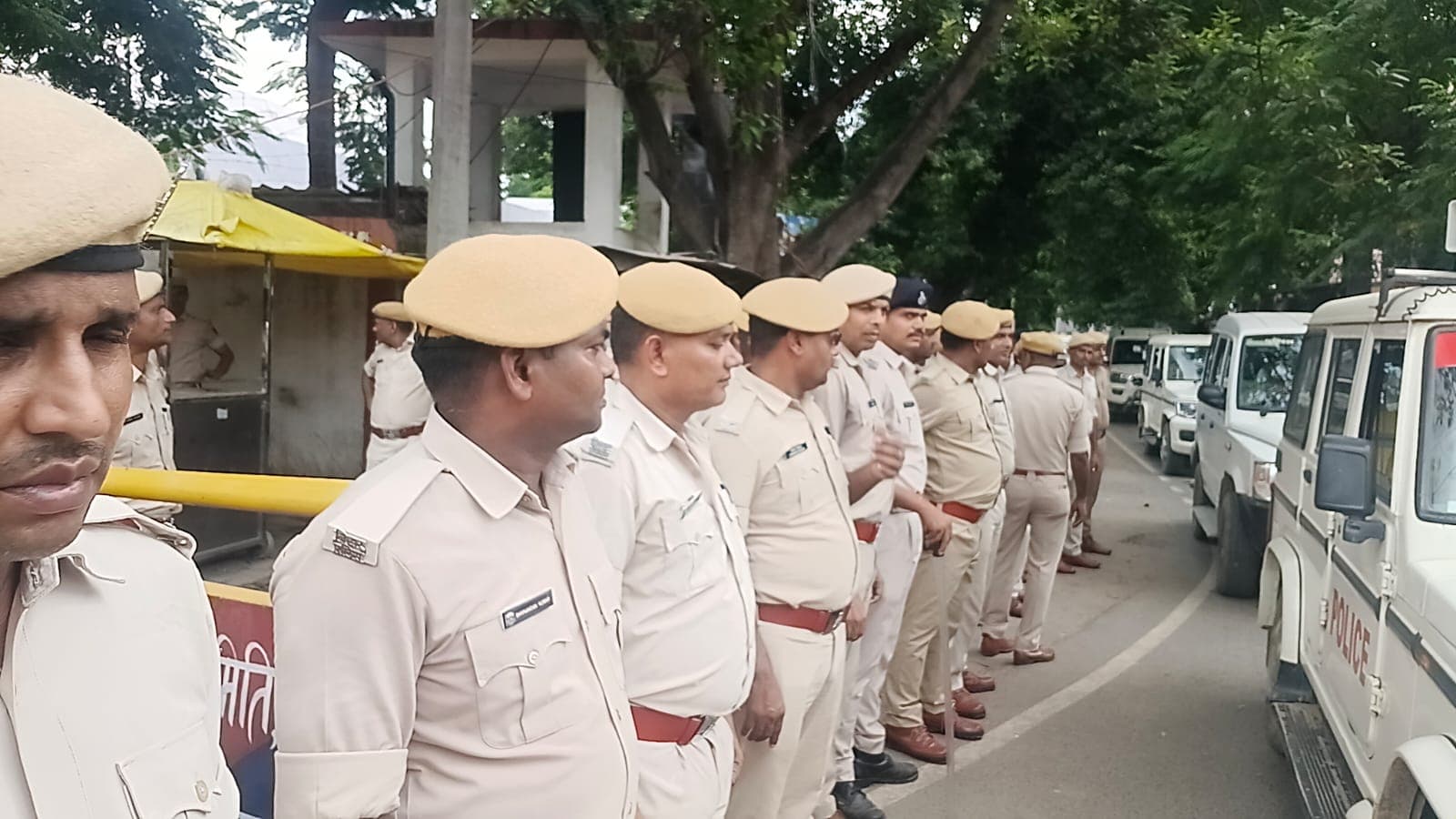 सड़कों पर तैनात पुलिस