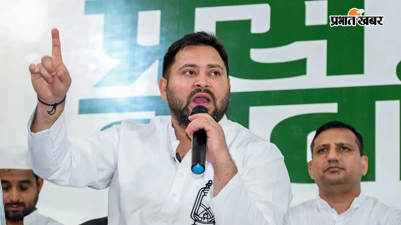 Bihar Politics: तेजस्वी यादव के बिहार लौटते ही राजद को लगा झटका, अब इस नेता ने छोड़ा पार्टी का साथ
