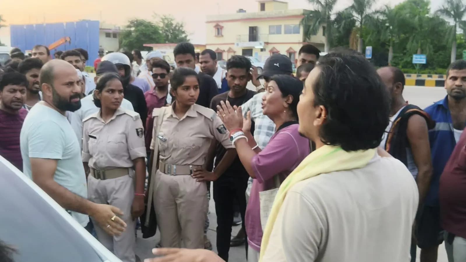 मैठी टोल प्लाजा पर नारकोटिक्स टीम की कार्रवाई से हड़कंप, कार सवारों संग तीखी नोकझोंक के बाद कार जब्त